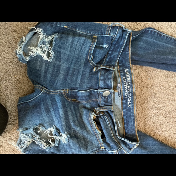 American Eagle ripped low rise jeans - Picture 3 of 3